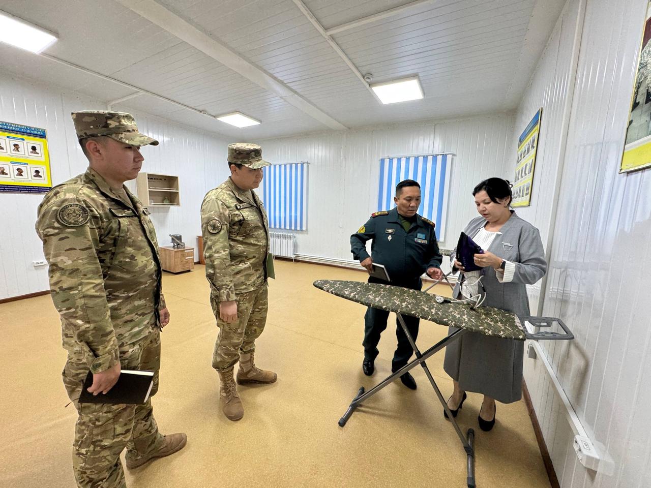 Сарбаздар аналар комитеті мүшесінің казарманы көруі