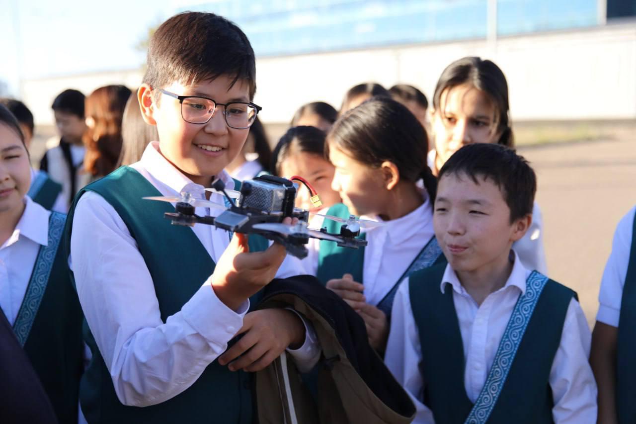 В Национальном университете обороны Республики Казахстан школьникам открыли мир инноваций и передовых технологий.