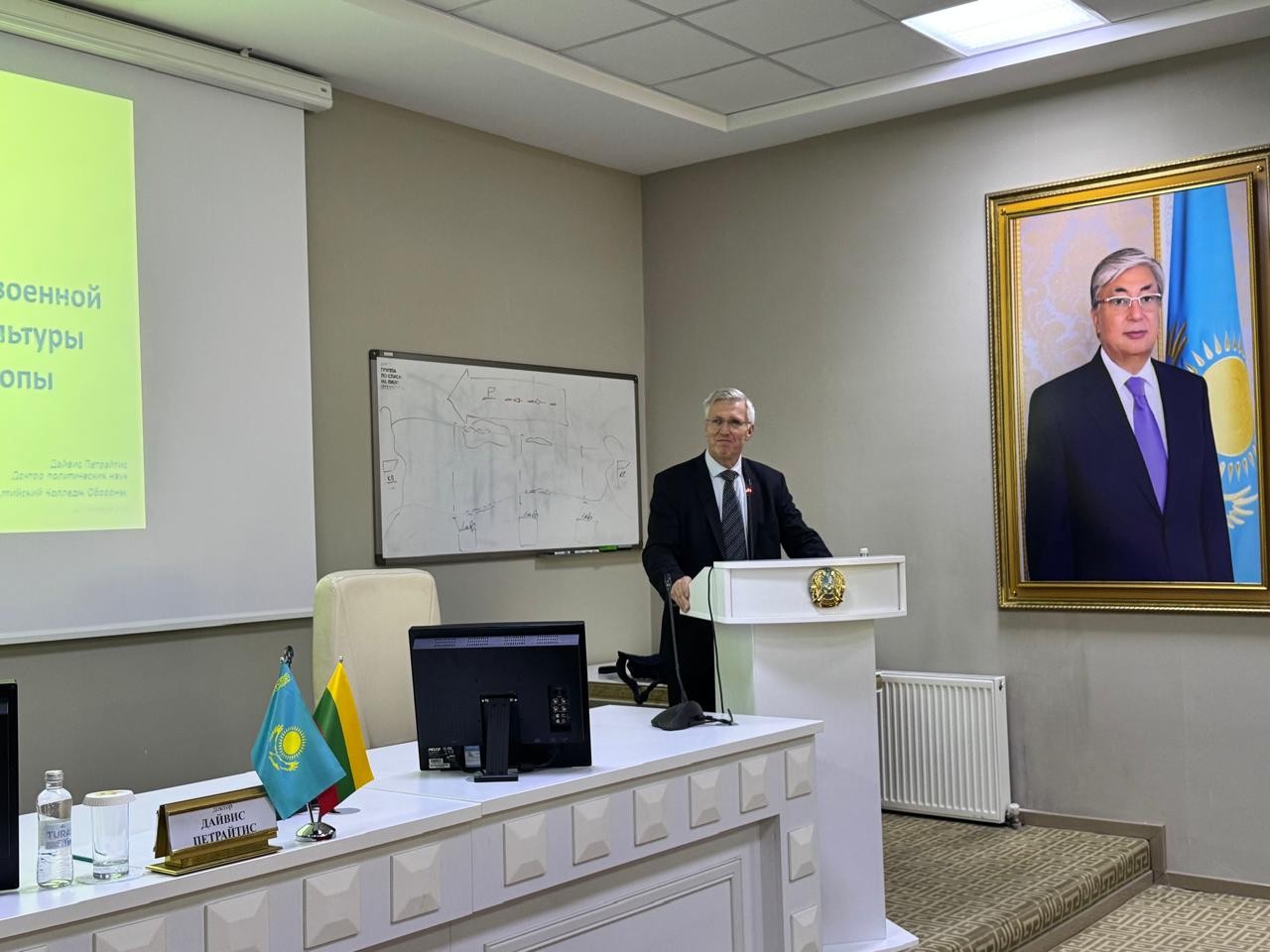 Балтық қорғаныс колледжінің өкілінің дәрісі