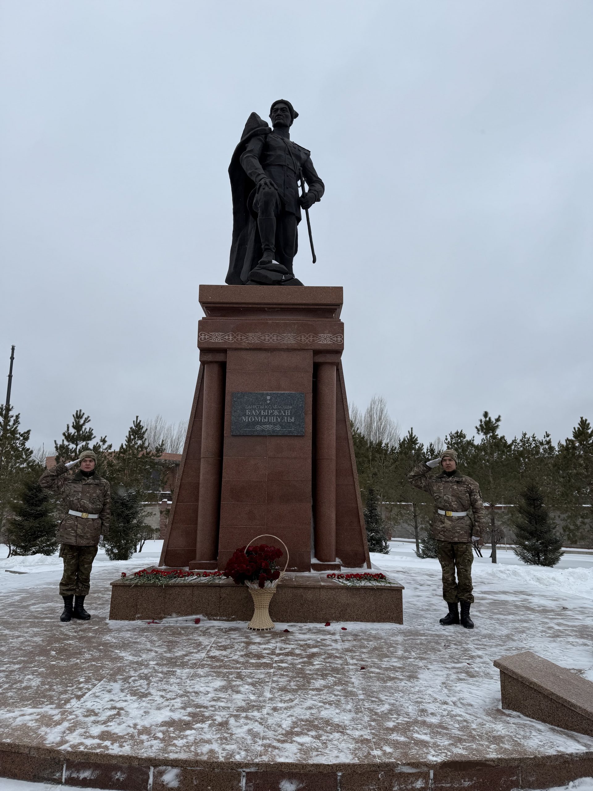 Провели церемонию возложения цветов в честь 115-летия  Бауыржана Момышулы