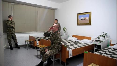 Ұлттық қорғаныс университетіндегі мерзімді әскери қызметшілер «Отбасымен бейнеқоңырау»