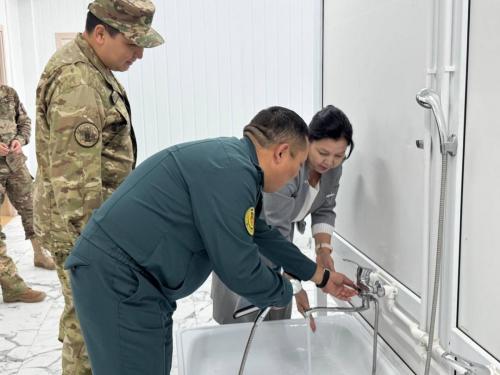 Посещение казармы членом Комитета солдатских матерей