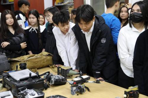 В Национальном университете обороны Республики Казахстан школьникам открыли мир инноваций и передовых технологий.